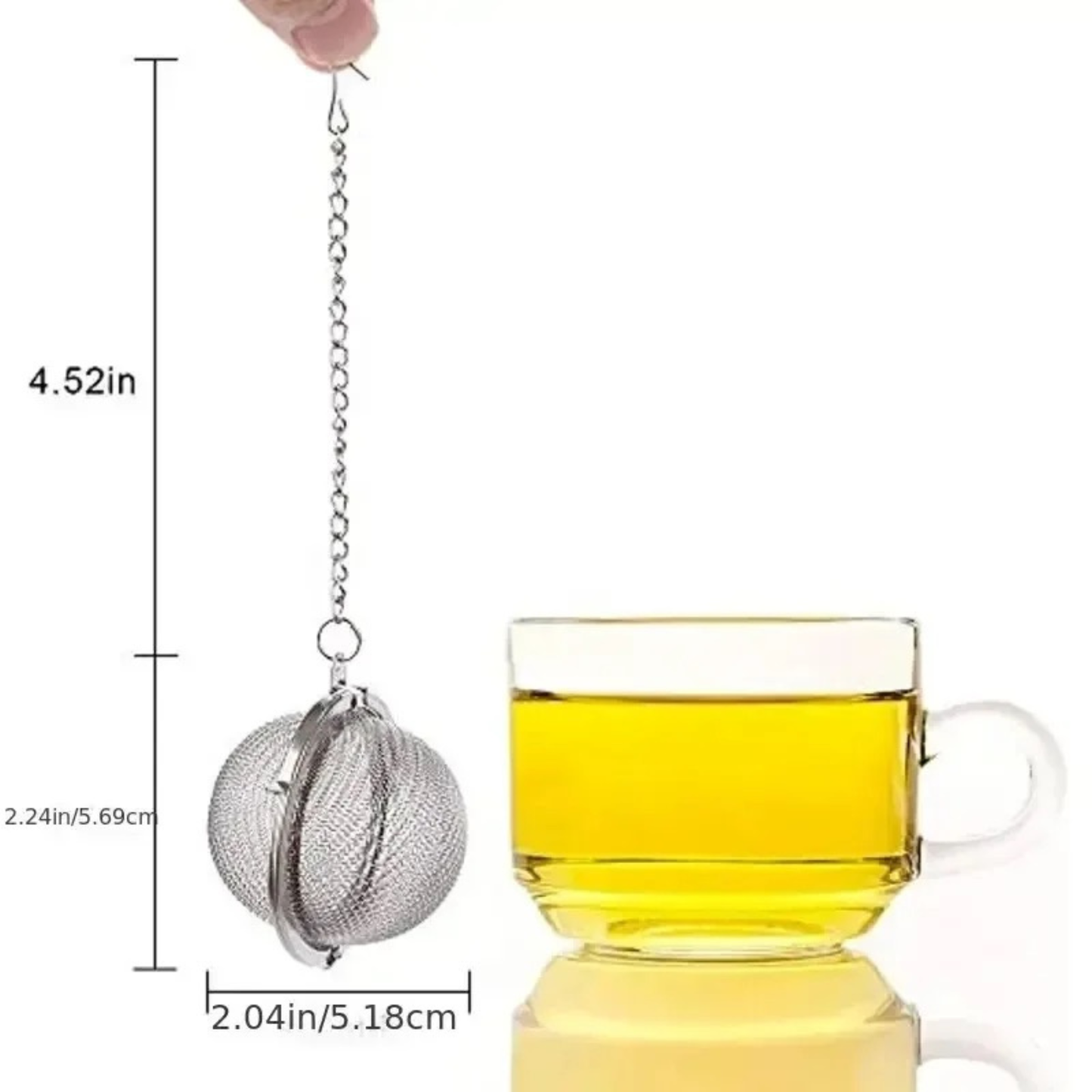 boule à thé avec ses mesures tenue par une personne tasse thé à coté
