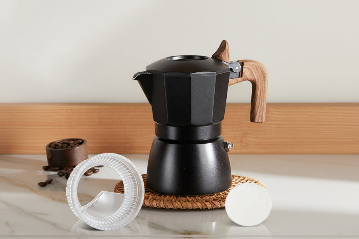 cafetiere italienne moka noire niveleur cafe grain a cote