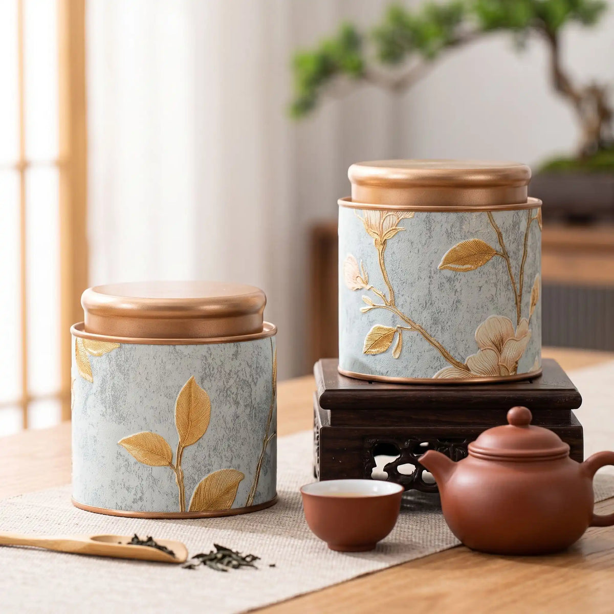 deux-boite à thé petit model bleu sur table théière tasse et cuillière en décor