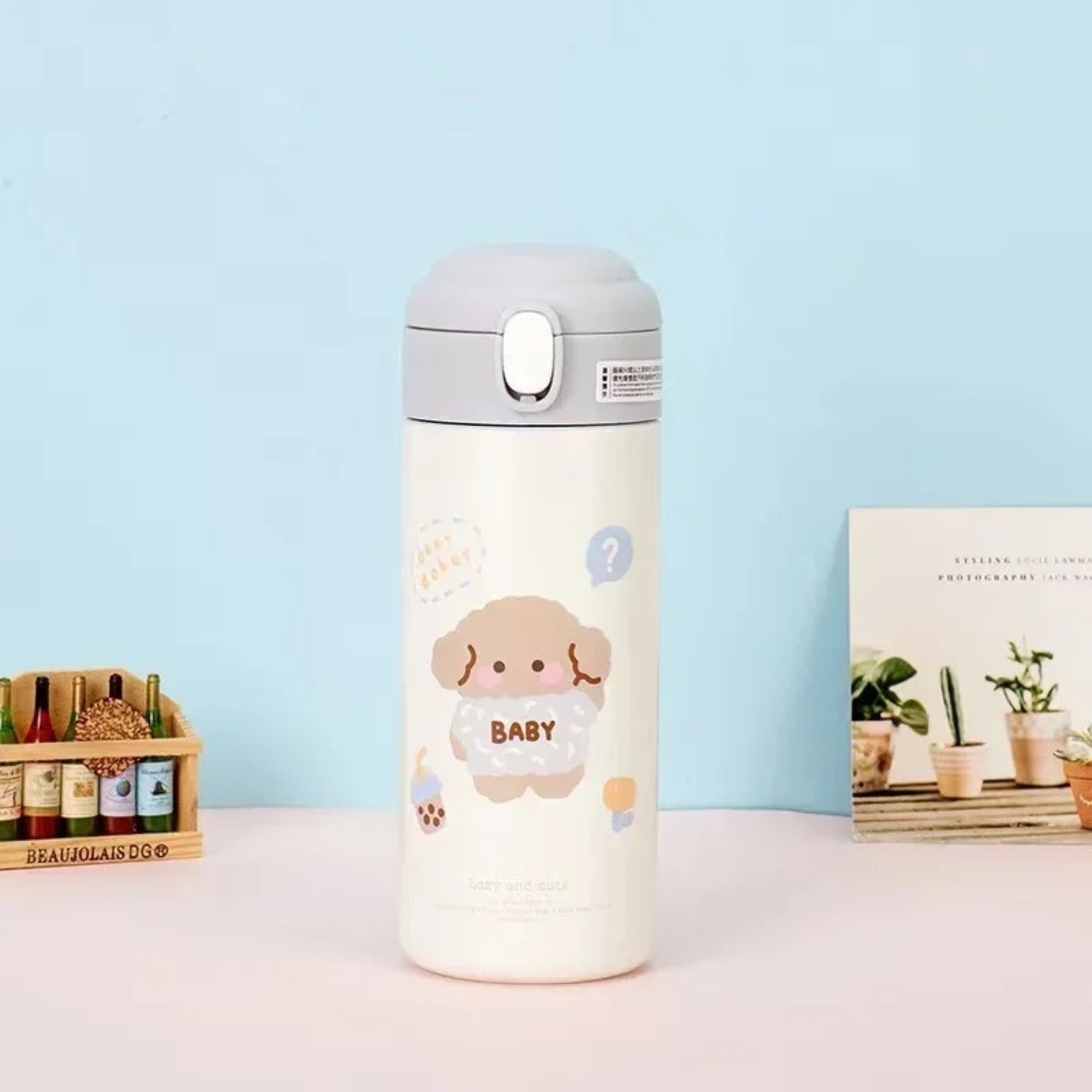 gourde enfant isotherme blanc gris sur table photo petite bouteille en decor