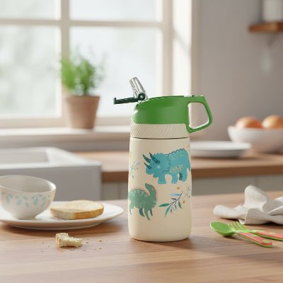 gourde isotherme enfant verte sur table cuisine