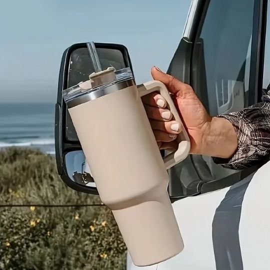 homme tenant gourde isothermique marron clair fenetre voiture