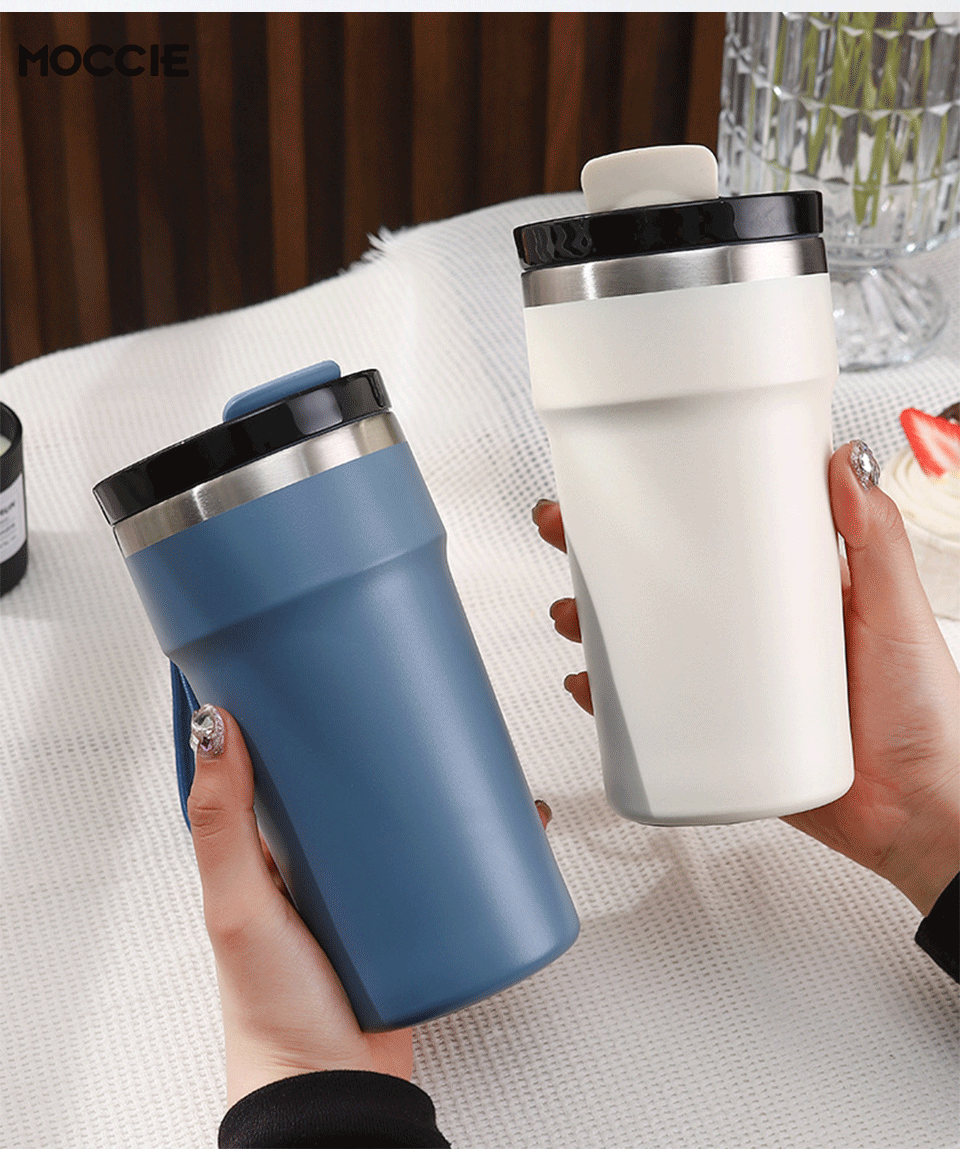 mug isotherme bleu et blanc tenue par une femme