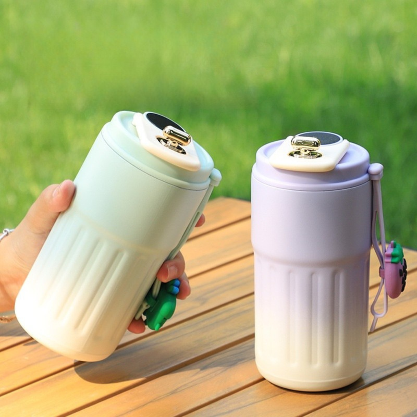 mug isotherme mauve sur table femme tenant mug vert au parc