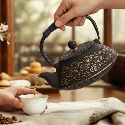 theiere fonte japonaise sur nappe petite dejeuner a cote