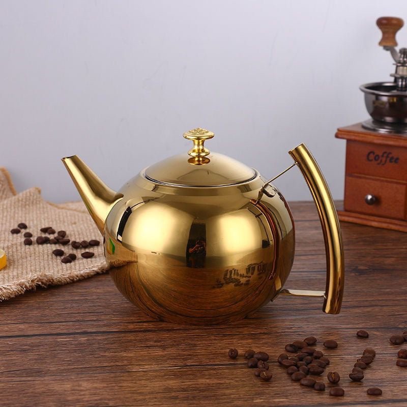 theiere induction doree sur table grain cafe a cote