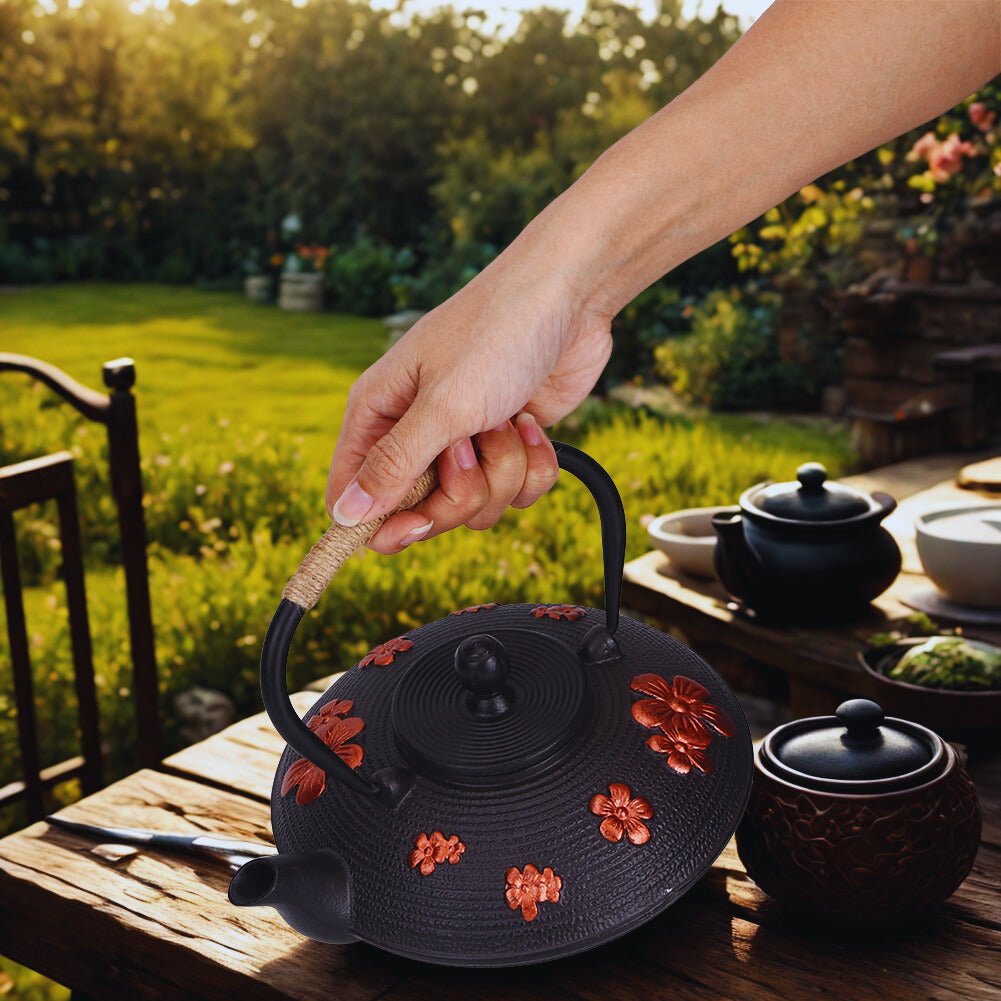 theiere japonaise fonte itulise au jardin au petit dejeuner