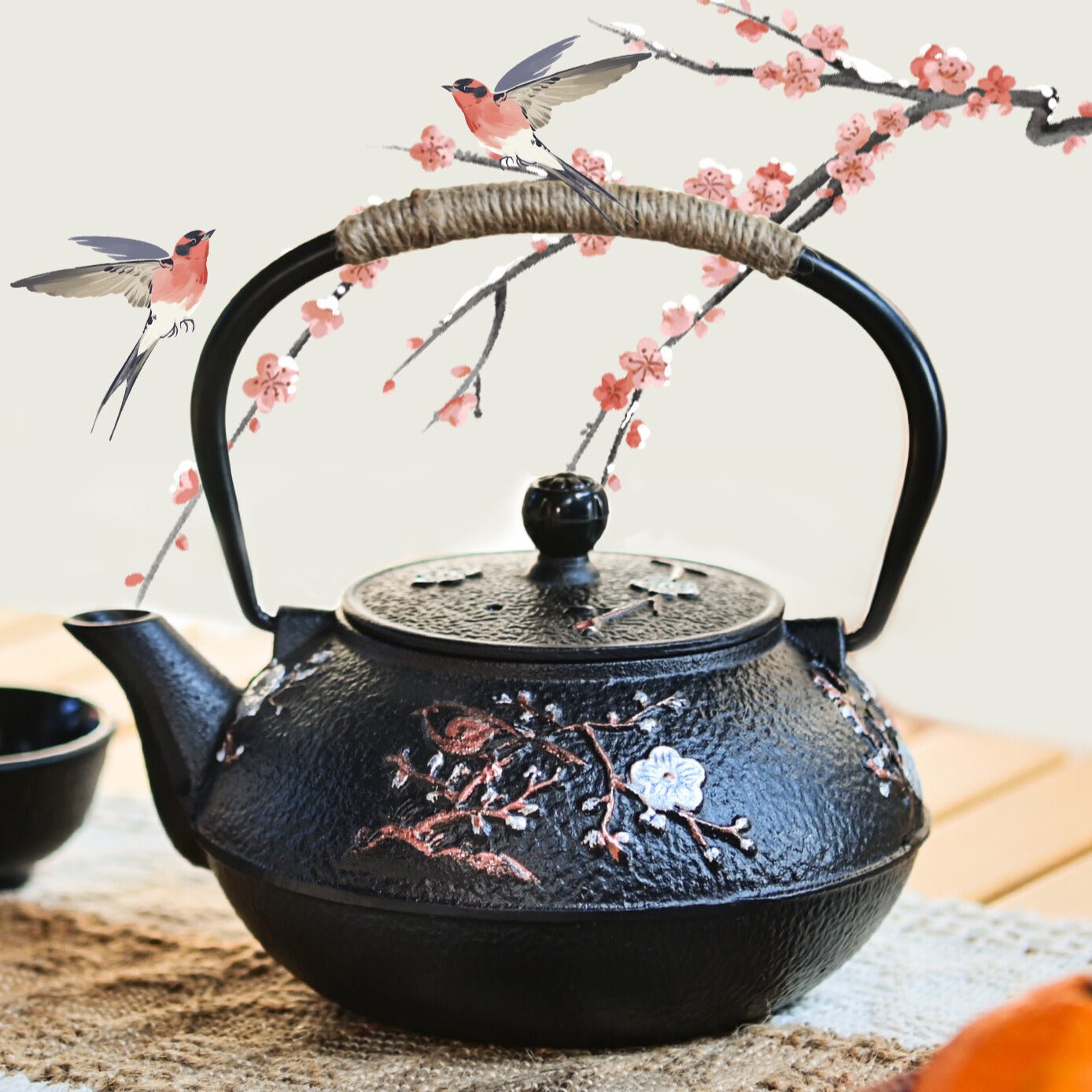 theiere japonaise sur table avec petite branche design et deux petits oiseaux
