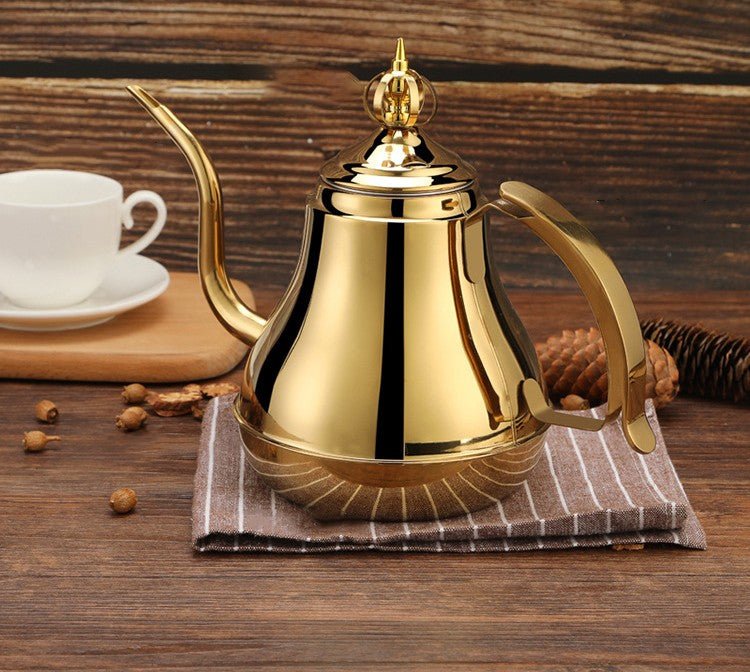 theiere marocaine sur torchon marron avec tasse