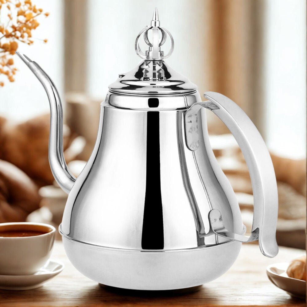 theiere marocaine argent sur table petit degeuner tasse the a cote