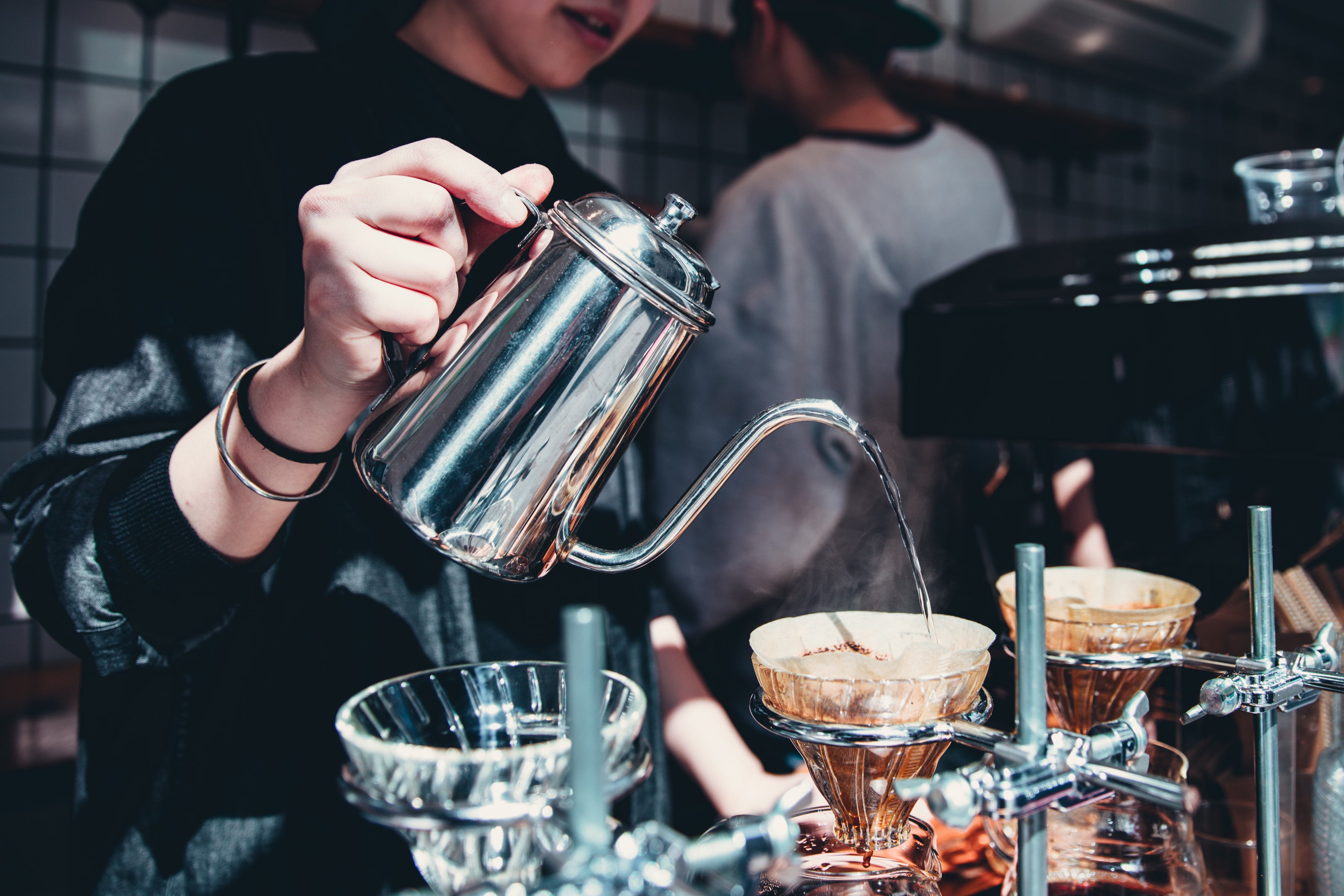 barista-pour-illustrer-notre-coeur-de-cuisine-cafe-et-the 