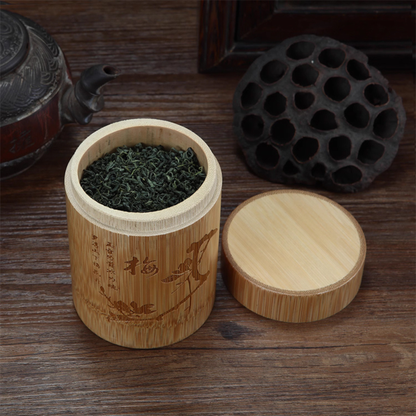 boite a the original bambou ouvert remplit de thé sur table bois