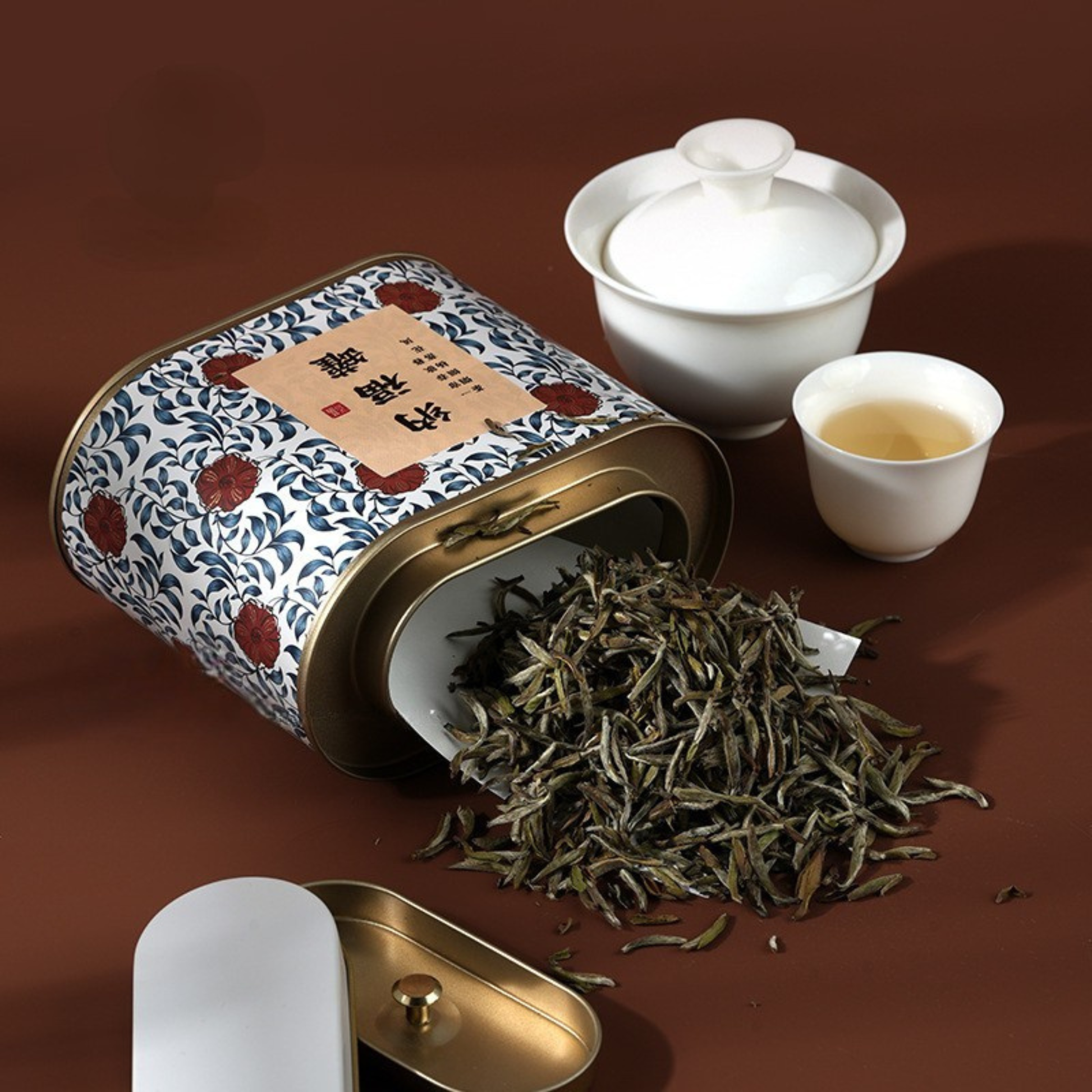 boites à thé remplit de thé renversée sur table sucrier et tasse thé à coté
