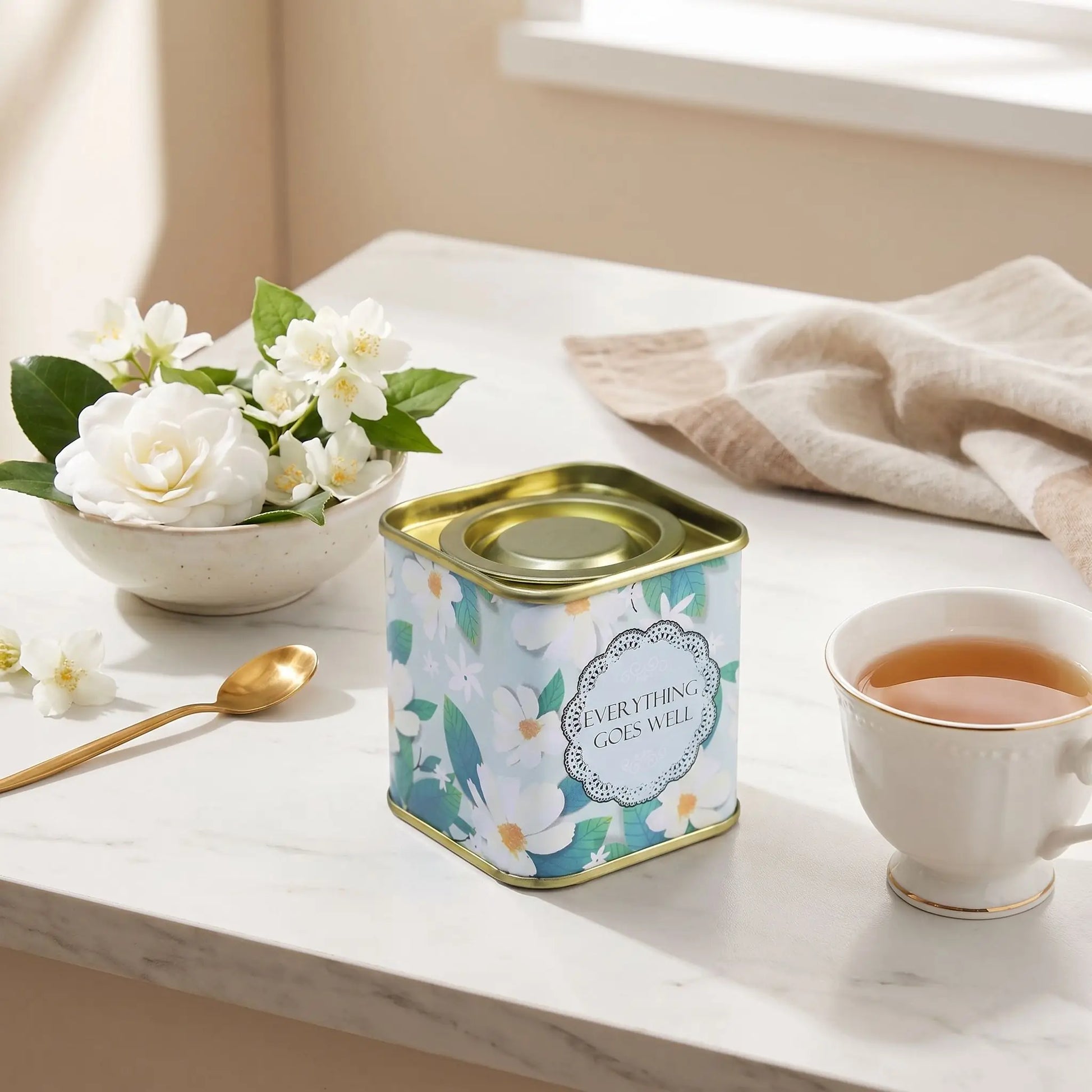 boites a thes sur table tasse thé fleur et serviette en décor