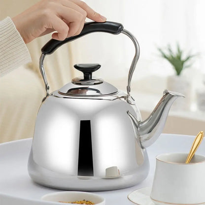 bouilloire et theiere en service utilise par femme tasse bol the a cote
