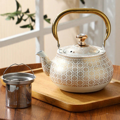 bouilloire et theiere sur plateau bois infuseur inox a cote