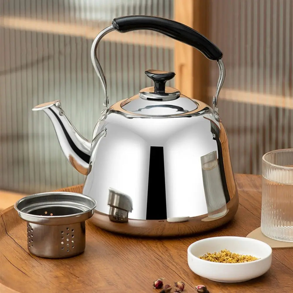 bouilloire et theiere sur table bois infuseur tasse bol the a cote