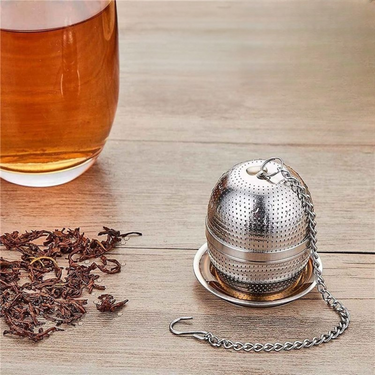 boule a the sur table thé sec et tasse thé en verre à coté