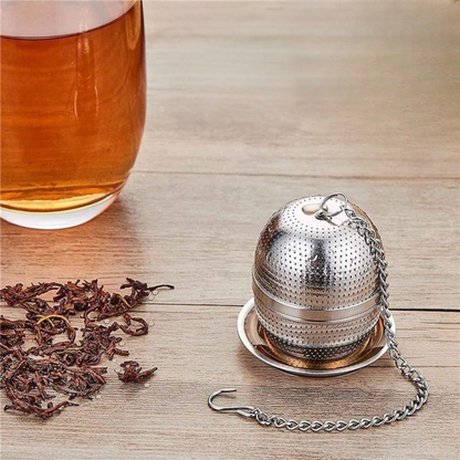 boule a the sur table thé sec et tasse thé en verre à coté