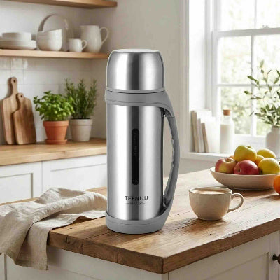 bouteille d eau isotherme grise en cuisine