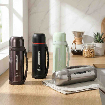bouteille d eau isotherme marron grise noire verte en cuisine