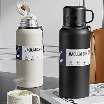 bouteille isotherme 1l blanche et noire sur table