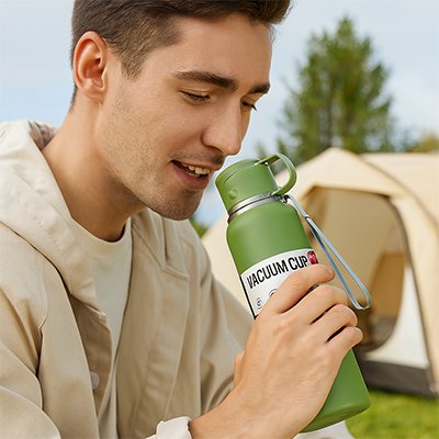 Bouteille isotherme 1l tenue par un monsieur