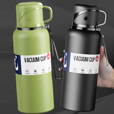 bouteille isotherme 1l verte et la noire tenue par une dame