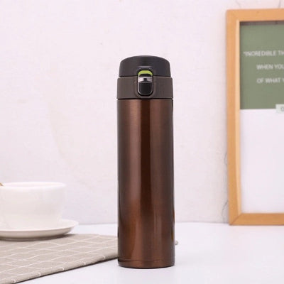 bouteille isotherme 500m marron sur table tasse a cote