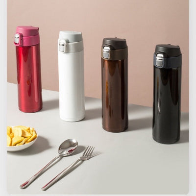 bouteille isotherme 500ml rouge blanche marron et noire sur table