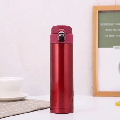 bouteille isotherme 500ml rouge sur table