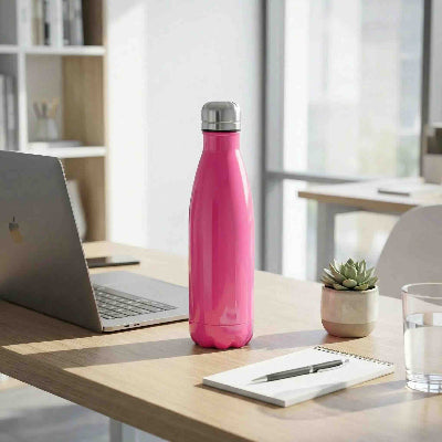 bouteille isotherme 750 ml rose sur table de bureau