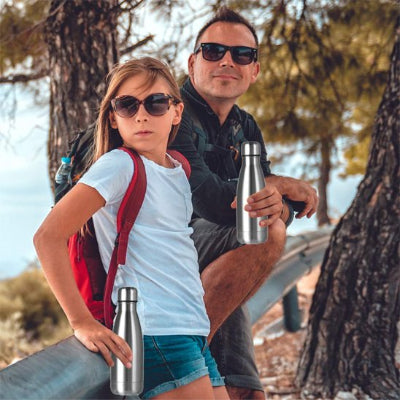  bouteille isotherme inox tenue par homme et femme