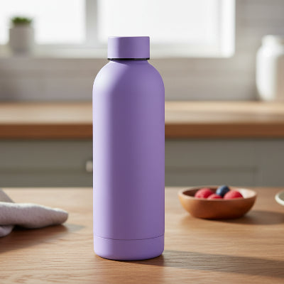 bouteille isotherme mauve sur table bois en cuisine