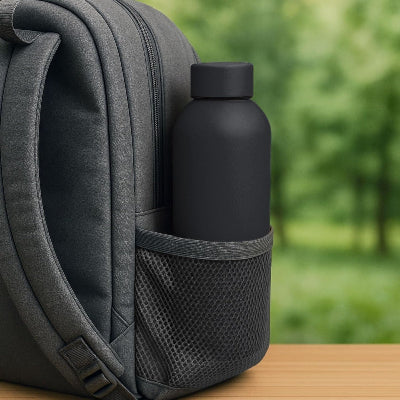 bouteille isotherme noire dans poche sac noire en randonnee