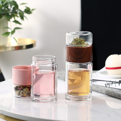 bouteille théière en verre rose ouverte et marron sur table
