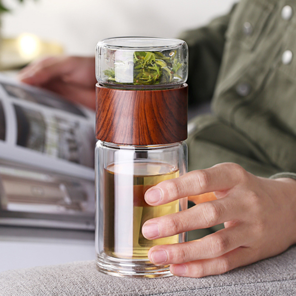  bouteille théière en verre tenue par homme