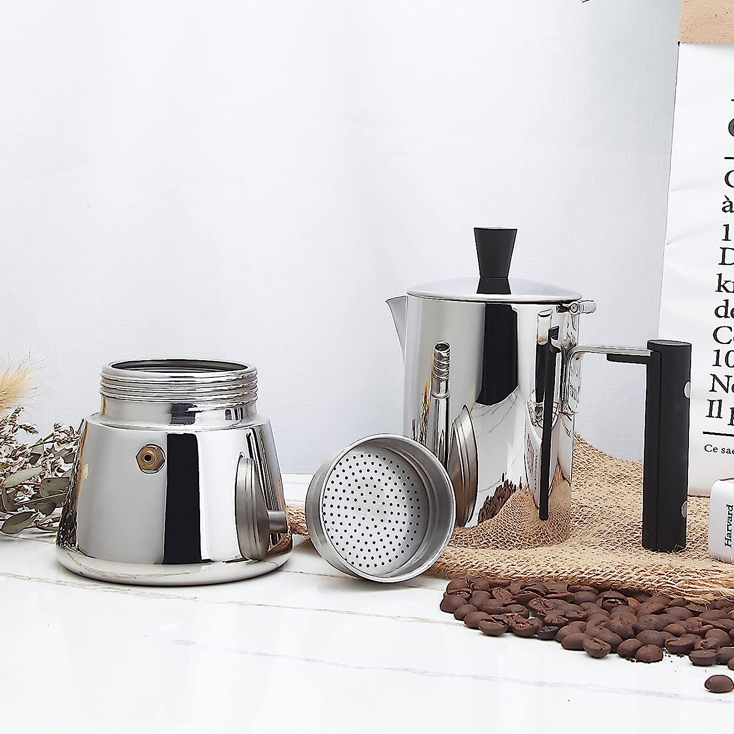 cafetière italienne pour induction en piece sur table grain cafe livre serviette f​leur en decor 