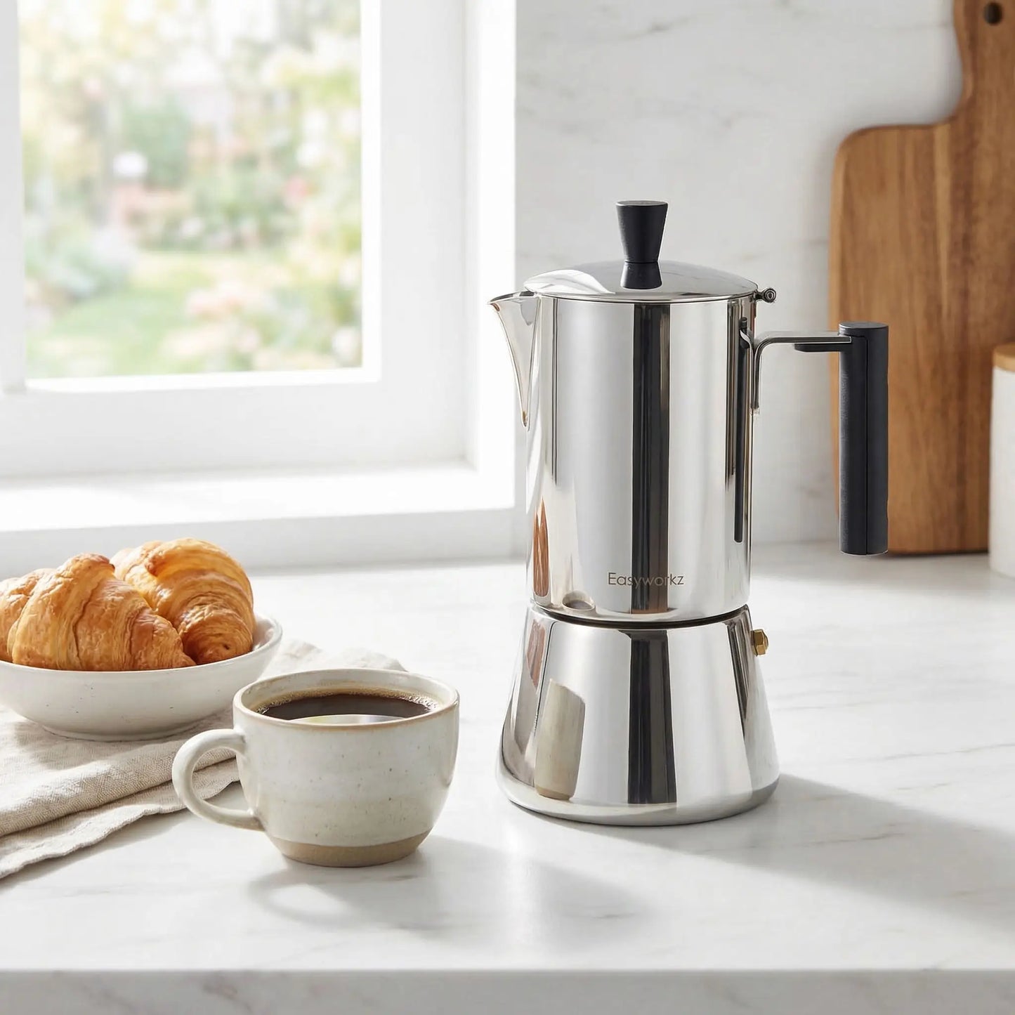cafetière italienne pour induction sur table cuisine tasse cafe et viennoiserie serviette a cote