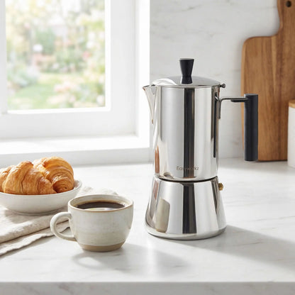 cafetière italienne pour induction sur table cuisine tasse cafe et viennoiserie serviette a cote