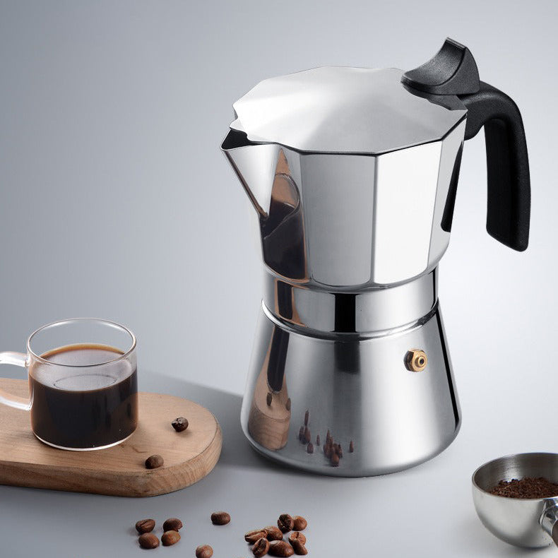cafetiere italienne cafe avec cuillere doseur cafe moulu tasse cafe et grain en decor