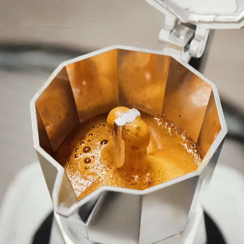 cafetiere italienne en ebullition preparant du bon expresso