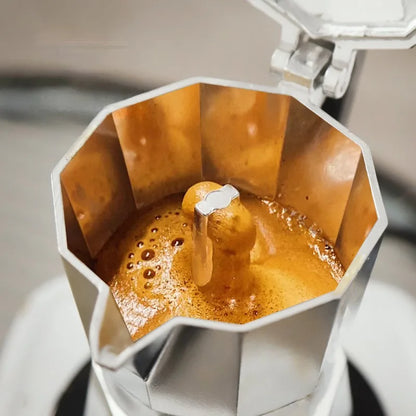 cafetiere italienne en ebullition preparant du bon expresso