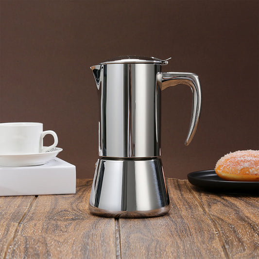 cafetière italienne en inox sur table bois tasse et collation a cote