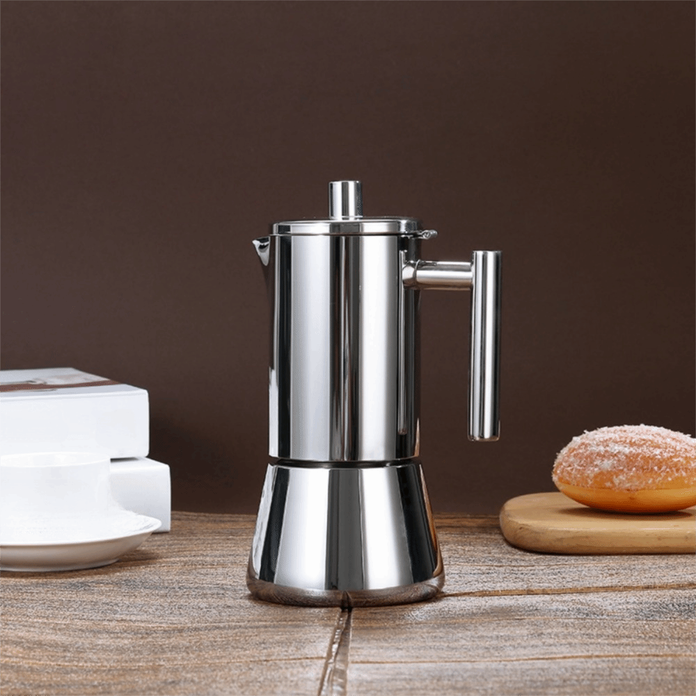 cafetiere italienne induction sur table bois tasse cafe et collation sur le cote
