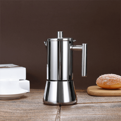 cafetiere italienne induction sur table bois tasse cafe et collation sur le cote