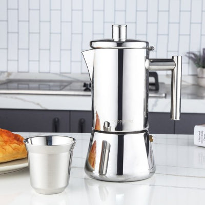 Cafetiere italienne induction sur table cuisine