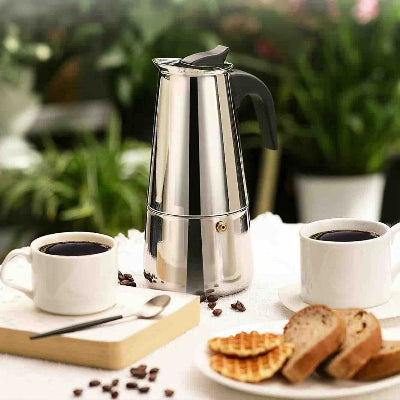 cafetiere italienne inox au petit dejeuner avec cafe gaufre et toast