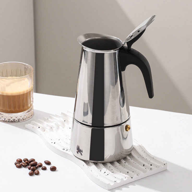 cafetière italienne inox ouvert sur plateau tasse cafe grain cafe en decor