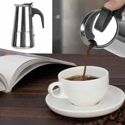 cafetiere italienne inox utiliser en servant du cafe dans tasse blanche